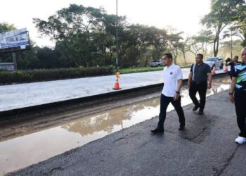 ONN Hafiz Ghazi meninjau keadaan jalan di Lebuhraya Pasir Gudang yang banyak mengalami kerosakan dan perlu ditambah baik.