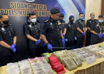 JASMIROL Jamaluddin (dua dari kiri) menunjukkan dadah yang dirampas dalam serbuan Op Gaston di Lembah Klang, baru-baru ini.