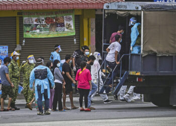 PENDATANG asing tanpa izin dibawa menaiki trak dalam serbuan Operasi Penguatkuasaan Bersepadu Jabatan Imigresen di sekitar kawasan Perintah Kawalan Pergerakan Diperketatkan (PKPD) dekat Pusat Hentian Kajang, semalam.– UTUSAN/SHIDDIEQIIN ZON