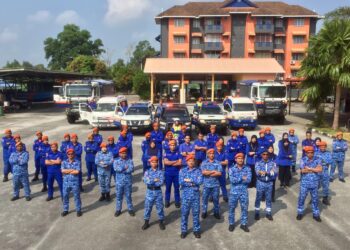 MOHD. Rosman Abdullah (depan) bersama sebahagian anggota dan pegawai APM Terengganu pada Majlis Pelancaran Op Prihatin Perinkat Negeri di Kuala Nerus, Terengganu, hari ini.