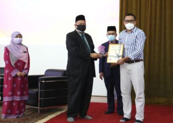 MOHD. Fadzil Abu Kasim (tengah) melancarkan Buku Garis Panduan Penarafan Pusat Kursus Praperkahwinan Islam di Putrajaya, hari ini.