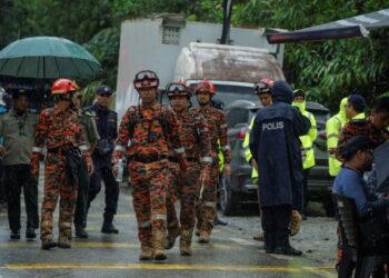 PASUKAN penyelamat berjalan keluar dari lokasi kejadian selepas operasi SAR mangsa di lokasi tragedi tanah runtuh ditangguhkan ekoran hujan lebat di tapak perkhemahan FoF, Batang Kali, hari ini. - FOTO/FARIZ RUSADIO