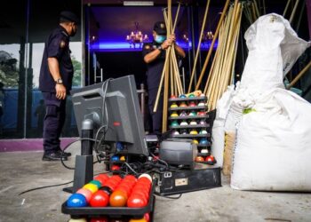 OPERASI bersepadu MBSA bersama agensi-agensi kerajaan merampas sebahagian peralatan permainan snuker dan komputer di sebuah premis di Sungai Buloh, kelmarin. – UTUSAN/ SHIDDIEQIIN ZON