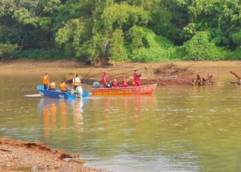 ANGGOTA pasukan penyelamat sedang melakukan operasi mencari seorang remaja dikhuatiri lemas di Sungai Terengganu dekat Kampung Dusun, Hulu Terengganu yang memasuki hari kedua, hari ini. - UTUSAN/NOOR HAYATI MAMAT