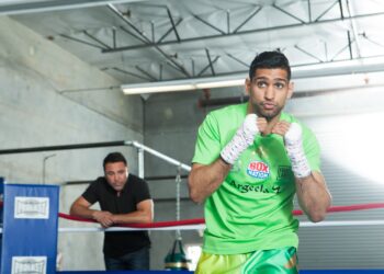 OSCAR De La Hoya memerhatikan Amir Khan berlatih di Hayward, California pada 18 April, 2016. - AFP