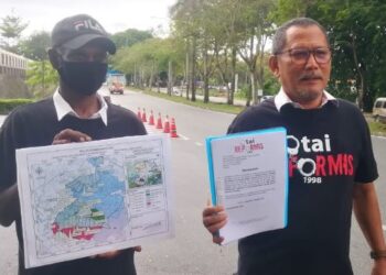 ABDUL Razak Ismail (kanan) dan seorang ahli Otai Reformis menunjukkan dokumen dan kawasan kuari di kawasan Hutan Simpan Bukit Lagong di hadapan pejabat SPRM Selangor. - FOTO/ABDUL RAZAK IDRIS