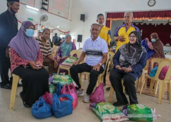 OTHMAN Aziz (tengah) beramah mesra bersama pengunjung Karnival Mini Majlis Pembangunan Usahawan Dan Koperasi Parlimen Jerlun di SMK Permatang Bonglai, Jerlun, hari ini.- UTUSAN/ SHAHIR NOORDIN
