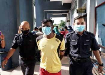 P. SUBRAMANIAM dibawa keluar dari Mahkamah Majistret Ipoh atas tuduhan menghalang tugas dan mencederakan seorang anggota polis hari ini. - FOTO/ZULFACHRI ZULKIFLI