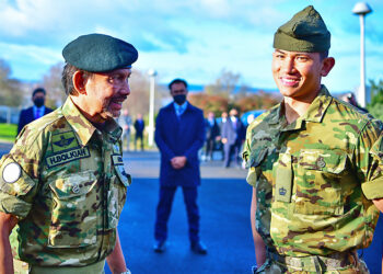 SULTAN Hassanal Bolkiah meraikan kejayaan Putera Mateen yang tamat kursus AACC di United Kingdom. - AGENSI