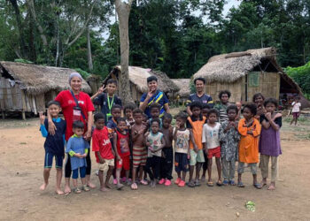 Sebahagian pengunjung berpeluang menyelami budaya penduduk Orang Asli etnik Bateq ketika berkunjung ke Kampung Bengoi berdekatan Kuala Sat.