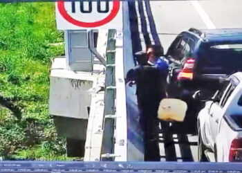 TINDAKAN individu berkenaan membuang sampah dirakam menerusi CCTV. – AGENSI