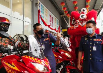 SAADON Mokhtar (tengah) ketika menghadiri Kempen Keselamatan Keluarga Malaysia dan Menghapuskan Bahaya Kebakaran (MBK) sempena Tahun Baharu Cina di Bukit Mertajam, Pulau Pinang  hari ini.