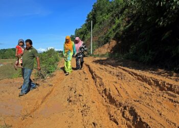 KEADAAN jalan yang teruk adalah antara perkara-perkara yang merimaskan mereka yang pulang 
ke Kelantan bagi  menyambut Hari Raya Aidilfitri. – UTUSAN/KAMARUL BISMI KAMARUZAMAN
