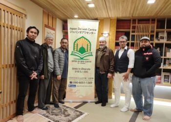 PENULIS (tiga dari kiri) bersama ahli rombongan ziarah dakwah ke Japan Dakwah Centre (JDC) di Osaka.
