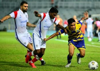 ABDUL Malik Mat Arif (kanan) cuba melepasi dua pemain JDT, Kunanlan Subramaniam dan Mauricio Dos Santos dalam aksi Liga Super di Stadium Darul Makmur, Kuantan semalam. - UTUSAN/SHAIKH AHMAD RAZIF