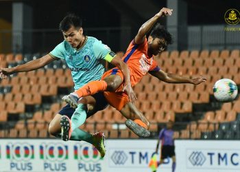 AKSI Pahang (kiri) dan Felda United berakhir seri 2-2.