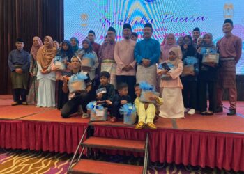 Kakitangan Pengurusan Air Pahang (PAIP) meraikan anak-anak yatim sempena Majlis Berbuka Puasa di Hotel Swiss Bell, dekat Tanjung Lumpur, Kuantan, petang semalam. UTUSAN/ DIANA SURYA ABD WAHAB