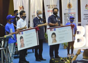 ISMAIL SABRI Yaakob (tiga dari kanan) menyempurnakan gimik pelancaran Program Bantuan Lesen Memandu Keluarga Malaysia di Kompleks Rakan Muda Bera di Bera, Pahang. - UTUSAN/SHAIKH AHMAD RAZIF