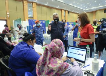 MOHD. Redzuan Yusof melakukan lawatan ke PPV Dewan Seri Seroja, Putrajaya. - UTUSAN/FAIZ ALIF AHMAD ZUBIR