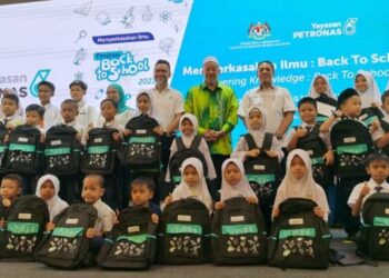 SEBAHAGIAN penerima yang diraikan dalam majlis sumbangan kelengkapan persekolahan yang disampaikan Yayasan Petronas di Perdana Hotel, Kota Bharu, Kelantan, hari ini. - UTUSAN/ROSALWANI CHE SOH