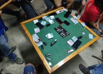 BARANG dan alat permainan judi Pai Kaw, buah dadu termasuk wang pertaruhan di atas meja yang dikelilingi 10 suspek dirampas oleh polis dalam serbuan sebuah rumah di Kampung Baru Jerkoh, Benta di Lipis, Pahang. - IHSAN IPD LIPIS
