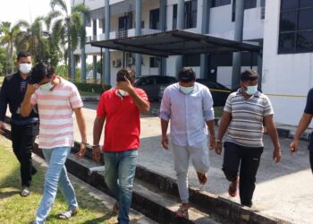 EMPAT warga Pakistan dibawa keluar dari Kompleks Mahkamah Sungai Petani selepas  mendapat perintah reman, hari ini. - UTUSAN/OTHMAN YAHAYA