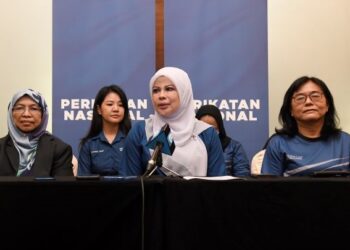 RINA Harun dalam sidang akhbar selepas menghadiri Retreat Wanita PN di Shah Alam, Selangor, hari ini. - UTUSAN/MOHAMAD NAUFAL MOHAMAD IDRIS