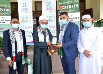 ZULKIFLI Mohamad al-Bakri bergambar simbolik penyerahan sumbangan Tabung Musa’adah Covid-19 kepada salah seorang ketua keluarga Palestin. –  IHSAN JAKIM