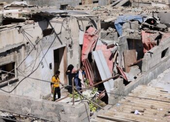 RAKYAT Palestin memeriksa kemusnahan akibat serangan udara Israel di Rafah, selatan Semenanjung Gaza, semalam. - AFP