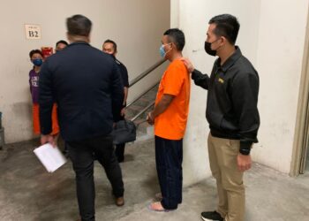 SEORANG bekas pembantu penguatkuasa (dua dari kanan) dari sebuah agensi kerajaan direman di Mahkamah Majistret Kuala Lumpur hari ini.