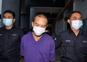 PANG Kar Foong Pang dibawa keluar dari Mahkamah Majistret Ipoh hari ini atas tuduhan membunuh bapa kandungnya pada 12 September lalu. - FOTO/ZULFACHRI ZULKIFLI