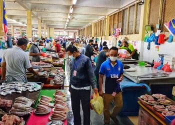 KEHADIRIN pengunjung yang lebih tinggi berbanding hari biasa namun keadaan masih terkawal di Pasar Besar Kuantan di Kuantan, Pahang. - UTUSAN/ DIANA SURYA ABD WAHAB