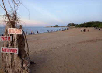 PANTAI Nusuk menjadi tumpuan kerana pasirnya yang memutih serta bentuk muka bumi yang landai sesuai untuk aktiviti berkelah dan mandi-manda.