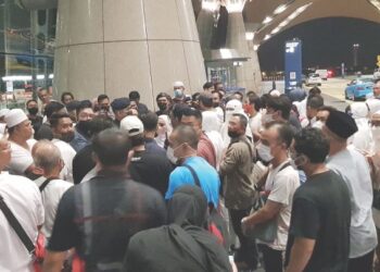 SEBAHAGIAN daripada 380 bakal jemaah haji yang terkandas di KLIA - MEDIA SOSIAL