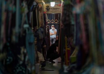 PERBUATAN mendedahkan percakapan peribadi pihak tertentu tidak dapat dinafikan ada kaitan dengan nilai kepercayaan. – GAMBAR HIASAN/MUHAMAD IQBAL ROSLI