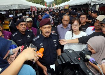 MOHD. Yusri Hassan Basri ditemui pemberita pada Program High Profile Policing (HPP) di Bazar Ramadan Stadium di Ipoh hari ini. - UTUSAN