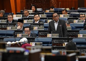 MOHAMED Khaled Nordin ketika persidangan Dewan Negara, di Parlimen. - GAMBAR JABATAN PENERANGAN