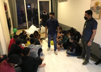 POLIS membuat pemeriksaan terhadap individu yang terlibat parti liar di sebuah residensi di Jalan Sultan Ismail, Kuala Lumpur,  semalam.