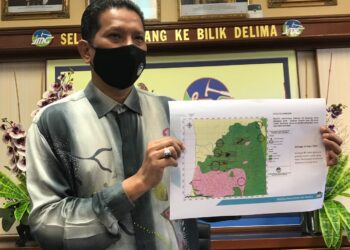 ABDULLAH Sulaiman yang menunjukkan peta lokasi kejadian kepala air di pejabatnya di Alor Setar, Kedah, hari ini. - UTUSAN/NUR ANATI JUHARI