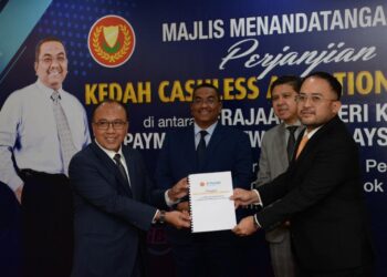 MUHAMMAD Sanusi Md. Nor (dua kiri) menyaksikan Majlis Menandatangani Perjanjian Kempen Pelaksanaan Pembayaran Tanpa Tunai Antara Kerajaan Kedah dan Paynet di Wisma Darul Aman, Alor Setar, Kedah.