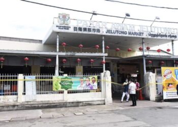 PASAR Awam Jelutong, Pulau Pinang dibuka semula semalam selepas ditutup selama 10 hari bermula 17 Mei lalu selepas empat peniaga di situ disahkan positif Covid-19.