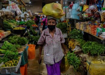 HARGA barangan keperluan yang mahal merupakan bebanan tatkala rakyat masih lagi bertarung memulihkan kembali ekonomi. – UTUSAN/AMIR KHALID