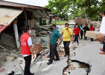NOH Omar (tengah) meluangkan masa bersama penduduk kampung melihat rumah yang rosak akibat banjir pada majlis Penyampaian Sumbangan Mangsa Banjir di Kampung Bestari Jaya, Kuala Selangor, Selangor, hari ini. - UTUSAN / ZULFADHLI ZAKI