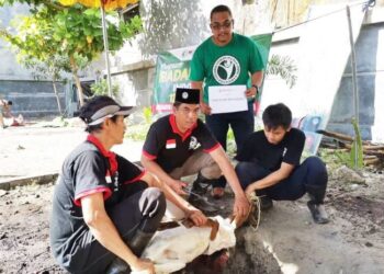 MENTERI Besar Kedah, Datuk Seri Muhammad Sanusi Md. Nor ketika menyerahkan sumbangan korban di salah sebuah negara.