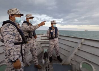 NURUL Hizam Zakaria (tengah) ketika mengadakan pemantauan bagi meninjau penguatkuasaan yang dilaksanakan Maritim Malaysia menggunakan kapal KM Perwira di sekitar perairan Johor Timur, Kota Tinggi di Johor. - UTUSAN/MASTURAH SURADI