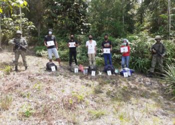 LIMA daripada 14 PATI termasuk wanita yang berjaya ditahan ketika cuba memasuki Sarawak dari arah Indonesia menggunakan lorong tikus, pagi tadi.