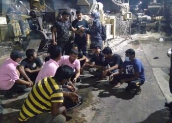 SEBAHAGIAN PATI yang diberkas kerana tidak memiliki dokumen perjalanan diri dan pas pekerja yang sah dalam serbuan di sebuah kilang di Kawasan Perusahaan Ringan PKNK di Taman Ria Jaya, Sungai Petani, malam tadi. -UTUSAN/OTHMAN YAHAYA