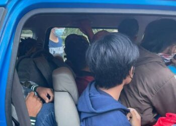SERAMAI 10 PATI Indonesia yang berhimpit dalam sebuah kereta ditahan bersama suami isteri rakyat tempatan dalam serbuan di Sungai Sanglang, Pontian, Johor, hari ini.