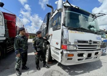 SHAMSUL Baharin Aman (kanan) menunjukkan kenderaan perdagangan yang digunakan oleh PATI warga India untuk menyeludup ke Malaysia di Bukit Kayu Hitam, Kubang Pasu, Kedah, hari ini. - FOTO/JAMLIAH ABDULLAH