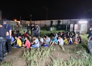 SEBAHAGIAN daripada PATI yang ditahan ketika serbuah di sebuah tapak pembinaan di Dengkil, Selangor, awal semalam. - FOTO/IHSAN JABATAN IMIGRESEN MALAYSIA